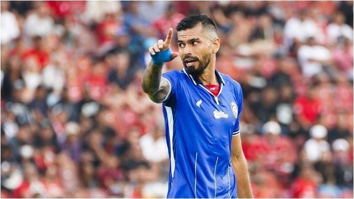 Pemain Arema FC asal Kolombia, Julian Guevara, saat memegang bola.