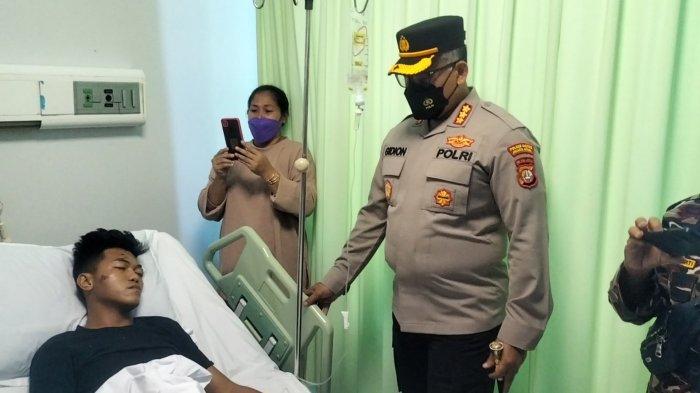 Kapolres Metro Jakarta Utara Kombes Gidion Arif Setyawan menjenguk korban selamat dari penusukan di Koja yang kini terbaring di RSUD Koja.