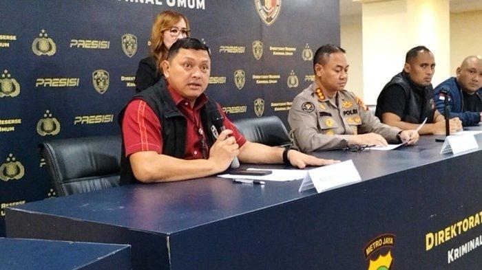 Direktur Reserse Kriminal Umum Polda Metro Jaya Kombes Hengki Haryadi saat merilis kasus penipuan dan penggelapan dengan tersangka si kembar Rihana Rihani, Selasa (4/7/2023).