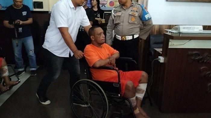 Komplotan perampok yang yang ditangkap polisi saat dihadirkan dalam jumpa pers di Polres Metro Jakarta Selatan, Senin (16/10/2023).