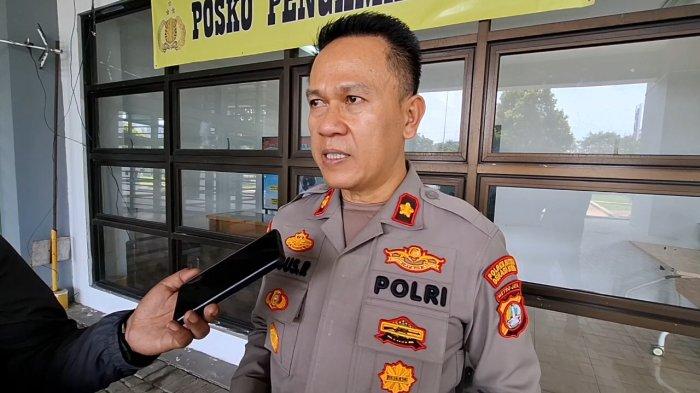PERSIAPAN MATANG PATRIOT - Kepala Bagian Operasional Polres Metro Bekasi Kota Kompol Agus Rohmat saat meninjau kesiapan stadion Patriot Candrabhaga Kota Bekasi jelang laga Persija vs Persib, Jumat (14/2/2025).