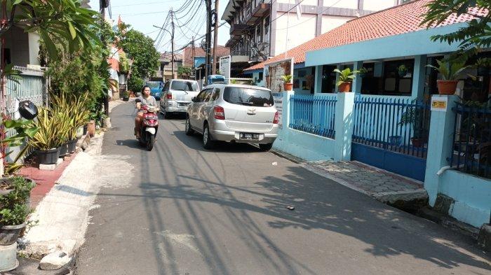 Kondisi Jalan PLK II depan PKBM Negeri 22 Jakarta lokasi komplotan maling bermodus Ojol beraksi, Makasar, Jakarta Timur, Minggu (30/7/2023).
