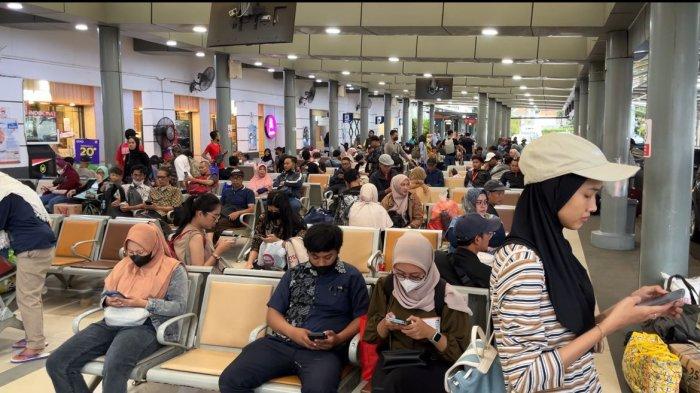 Kondisi Stasiun Pasar Senen, Jakarta Pusat yang mulai dipadati pemudik di H-1 Ramadan, Senin (11/3/2024).