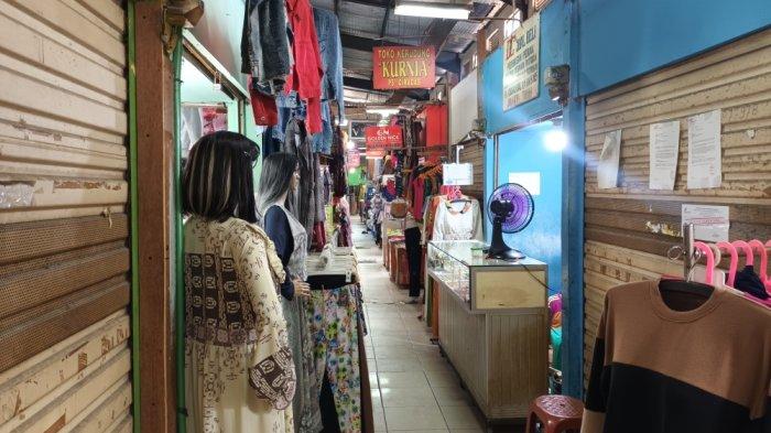 Kondisi kios pedagang tekstil yang menjual berbagai macam busana di Pasar Ciracas sepi pembeli, Ciracas, Jakarta Timur, Selasa (22/10/2024).