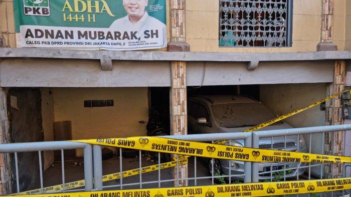 Kondisi rumah di Jalan Balai Rakyat 5, Tugu Selatan, Koja, Jakarta Utara yang ditemukannya jasad ayah dan balitanya dengan disaksikan istri dan anak sulungnya.