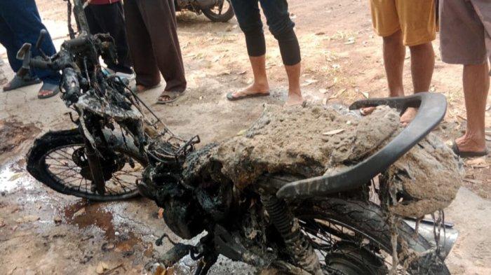 Kondisi sepeda motor warga yang terbakar di Jalan Raya Centex, Ciracas, Jakarta Timur, Senin (2/10/2023).