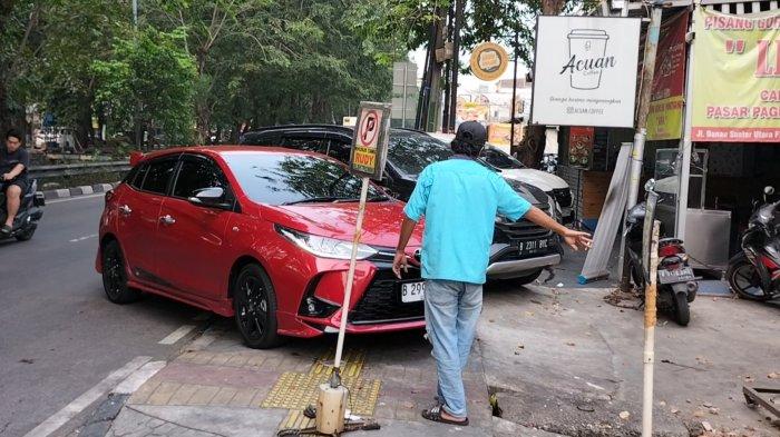 Kondisi trotoar di Jalan Danau Sunter Utara, Tanjung Priok, Jakarta Utara yang diokupasi parkiran liar.