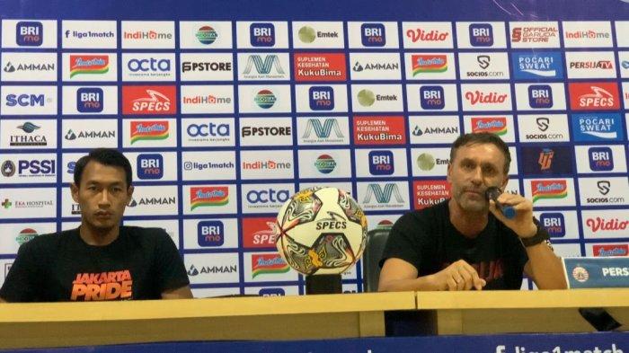 Konferensi Pers sebelum pertandingan Persija Jakarta vs PSIS Semarang,  oleh Pelatih Persija Thomas Doll (Kanan) dan Bek Hansamu Yama di Stadion Wibawa Mukti, Bekasi, Jawa Barat, Rabu (15/3/2023)