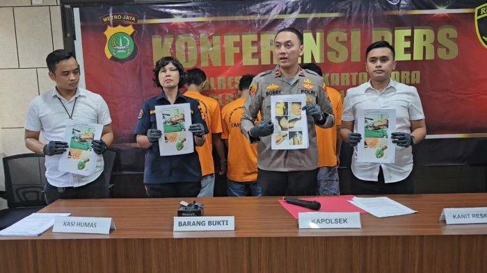 Konferensi pers ungkap kasus pengeroyokan maut di lokalisasi Gang Royal, Senin (24/7/2023) di Mapolsek Metro Penjaringan, Jakarta Utara.