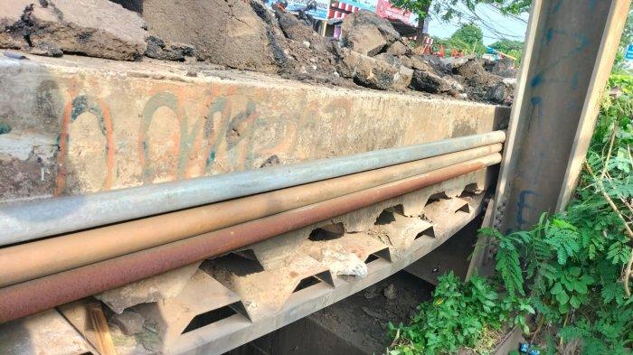 Konstruksi Jembatan Cipendawa di Kota Bekasi amblas gara gara baut dicuri.