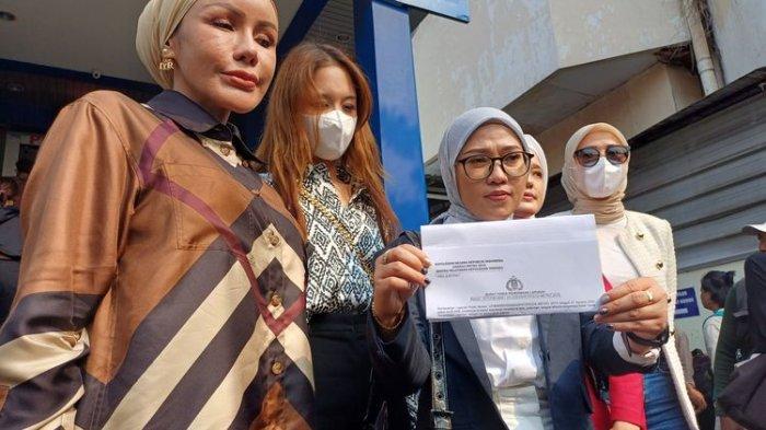 Korban pelecehan seksual Miss Universe Indonesia di Polda Metro Jaya, Senin (7/8/2023).