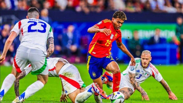 Penyerang Spanyol Lamine Yamal berusaha melewati hadangan lawan di Euro 2024.