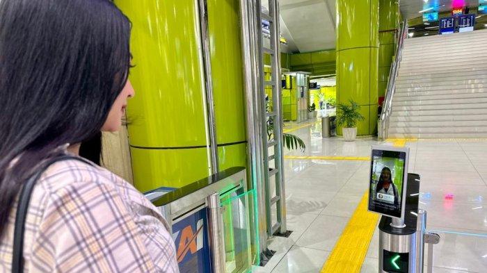Layanan boarding teknologi Face Recognition di Gate Selatan Stasiun Gambir.