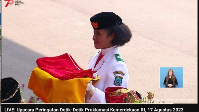 Lilly Indriani Suparman Wenda, Paskibraka Nasional 2023 yang bertugas jadi pembawa baki bendera merah putih pada upacara HUT ke-78 RI, Kamis (17/8/2023).