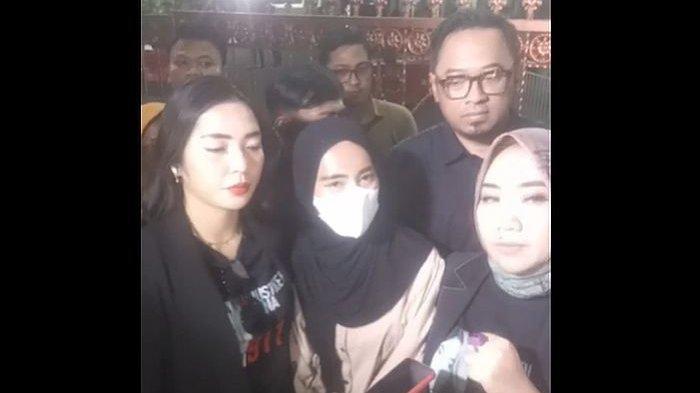 Lebih dari 5 jam, pemeriksaan terhadap Linda, sahabat dekat dari Vina, berlangsung di Polres Cirebon Kota, Senin (27/5/2024).