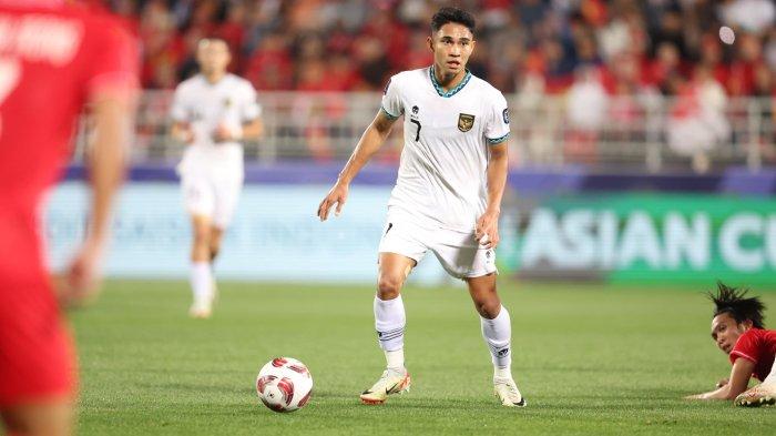 Playmaker Timnas Indonesia Marselino Ferdinan mengontrol bola. Timnas Indonesia berhasil meraih kemenangan 1-0 kontra Vietnam pada laga kedua fase Grup D Piala Asia 2023, Jumat (19/1/2023) malam WIB.