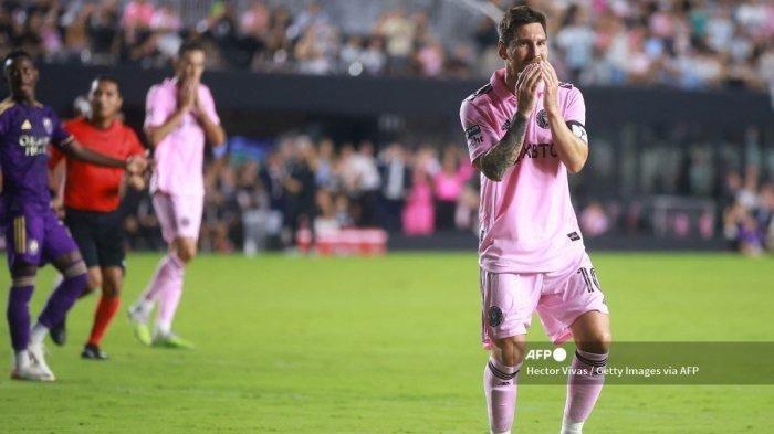 Lionel Messi dari Inter Miami CF bereaksi setelah gagal melakukan tembakan di babak pertama selama pertandingan Piala Liga 2023 Babak 32 besar antara Orlando City SC dan Inter Miami CF di Stadion DRV PNK pada 02 Agustus, 2023 di Benteng Lauderdale, Florida.