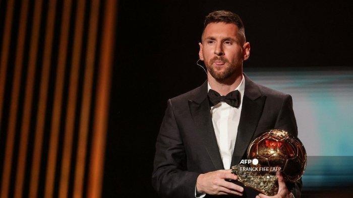 Penyerang Inter Miami CF asal Argentina Lionel Messi menerima penghargaan Ballon d'Or ke-8 pada upacara penghargaan Ballon d'Or France Football 2023 di Theatre du Chatelet di Paris pada 30 Oktober 2023.