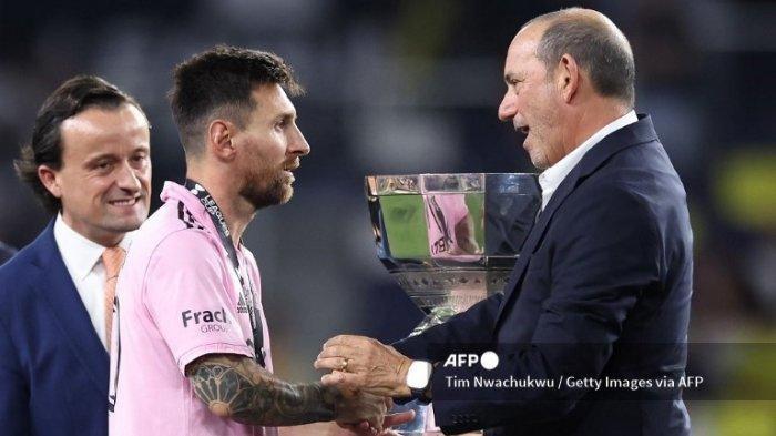 Lionel Messi #10 dari Inter Miami berjabat tangan dengan Komisaris MLS Don Garber setelah mengalahkan Nashville SC untuk memenangkan pertandingan final Piala Liga 2023 antara Inter Miami CF dan Nashville SC di GEODIS Park pada 19 Agustus 2023 di Nashville, Tennessee.