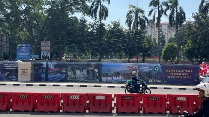 Suasana terkini area depan Kantor Wali Kota Depok, Pancoran Mas, Kota Depok, yang tengah dilakukan pembangunan Depok Open Space, Selasa (1/8/2023).