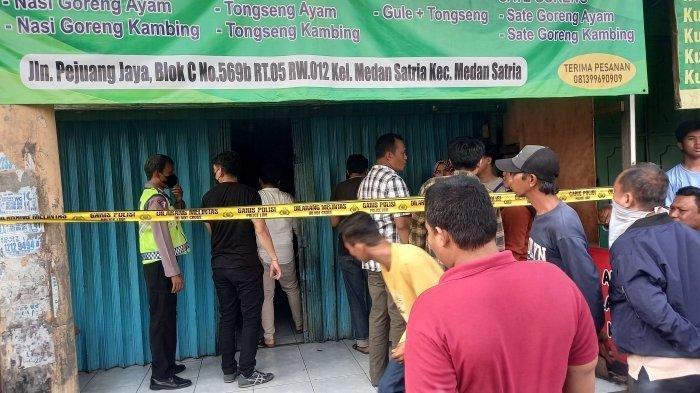 Lokasi tewasnya tukang sate di lapaknya di Jalan Pejuang, Medan Satria, Bekasi. Tukang sate berinisial WCP itu diduga tewas dibunuh karena ada luka di tubuhnya. Polisi masih melakukan penyeldikan.