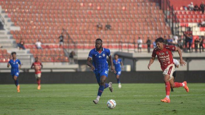 Penyerang Arema FC, Charles Lokolingoy berusaha mengejar bola dengan bek Bali United, Eliad Dollah.