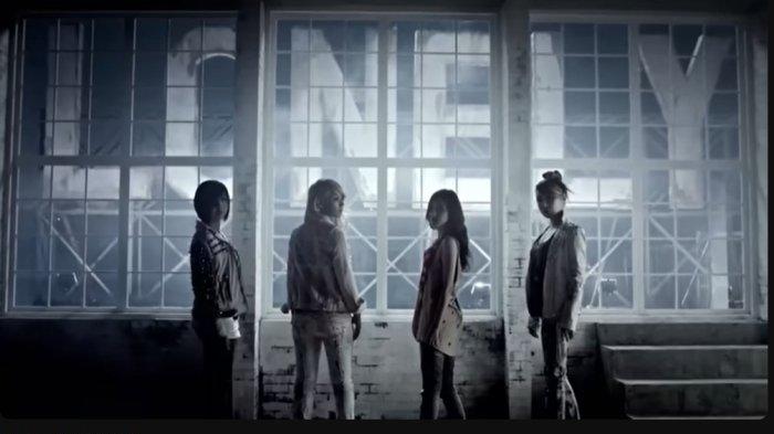 Lirik lagu dan kunci gitar Lonely - 2NE1