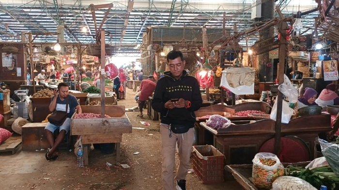Los cabai dan bawang di Pasar Induk Kramat Jati, Jakarta Timur, Rabu (17/4/2024).