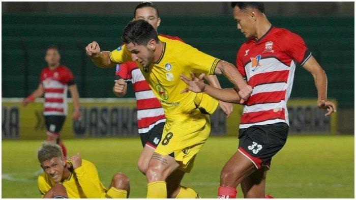Potret gelandang Barito Putera, Lucas Morelatto dikawal pemain Madura United di Stadion Sultan Agung, Bantul pada Jumat (16/8/2024).