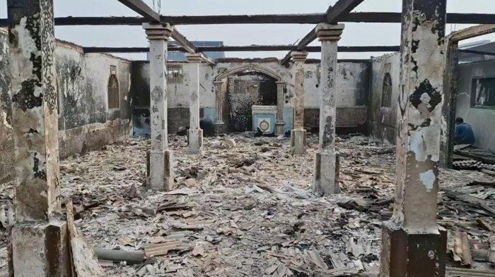 MASJID LUDES - Penampakan reruntuhan Masjid Al Hidayah di Kampung Rawa Indah, Gang Lele, RT 17 RW 04 Kapuk Muara, Penjaringan, Jakarta Utara, yang terbakar pada Jumat (6/6/2025). (TRIBUNJAKARTA.COM/GERALD LEONARDO AGUSTINO).