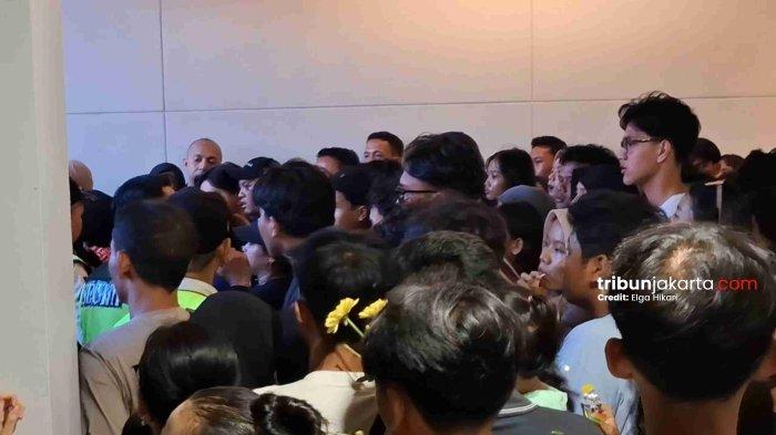MEMANAS MENUJU LAPANGAN BANTENG - Situasi memanas lantaran warga tak bisa masuk ke area panggung hiburan di Lapangan Banteng karena sudah penuh di acara malam puncak HUT ke-498 Jakarta, Minggu (22/6/2025).
TRIBUNJAKARTA.COM/ELGA PUTRA