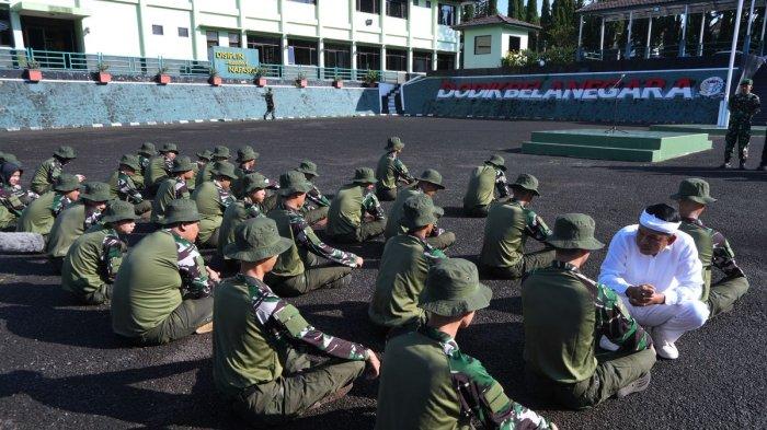 MILITER ALA PEMKOT DEPOK - Gubernur Jawa Barat Dedi Mulyadi saat mengunjungi tempat pembinaan siswa bermasalah di barak militer di Resimen Artileri Medan 1 Sthira Yudha, Batalyon Artileri Medan 9, Purwakarta, Jawa Barat, Senin (5/5/2025) pagi. Program pembinaan ala militer ini akan diterapkan pemkot Depok  (Dok Dedi Mulyadi)