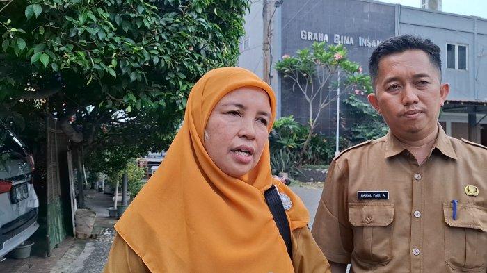 Kepala Bidang Penempatan Kerja Disnaker Kota Bekasi saat meninjau lokasi perusahaan outsourcing diduga melakukan praktik penipuan lowongan kerja bodong di Ruko Plaza Bekasi Jaya, Jalan Ir Juanda, Bekasi Timur, Senin (28/4/2025).