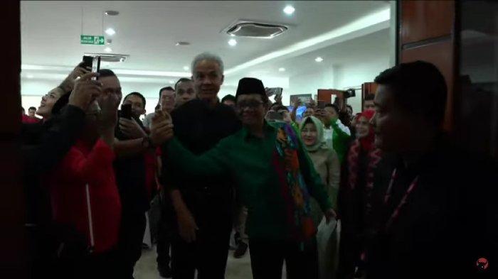 Mahfud MD dan Ganjar Pranoewo di Kantor DPP PDIP, Jakarta Pusat, Rabu (18/10/2023). (1)