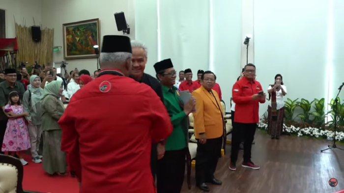 Mahfud MD dan Ganjar Pranoewo di Kantor DPP PDIP, Jakarta Pusat, Rabu (18/10/2023). (2)