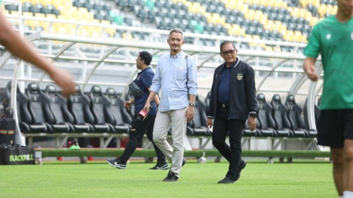 Manager Timnas Indonesia Sumardji saat memantau latihan Timnas Indonesia di pemusatan latihan Stadion Gelora Bung Tomo Surabaya, Jawa Timur, Selasa (6/6/2023). 
