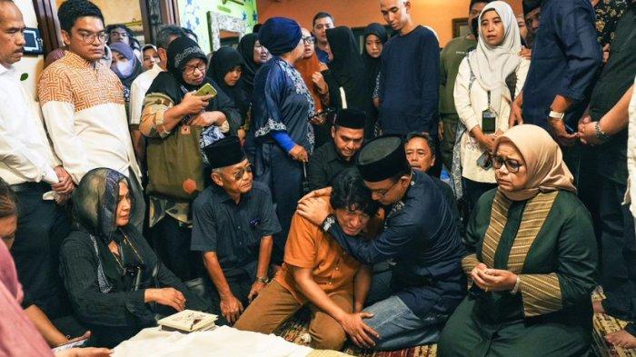Mantan Gubernur Jakarta Anies Baswedan di rumah duka Marissa Haque, Selasa (2/10/2024).