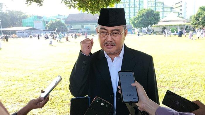 Mantan Ketua Mahkamah Konstitusi (MK) Jimly Asshiddiqie saat diwawancarai setelah Salat Idul Adha di Masjid Agung Al-Azhar, Kebayoran Baru, Jakarta Selatan, Rabu (28/6/2023).