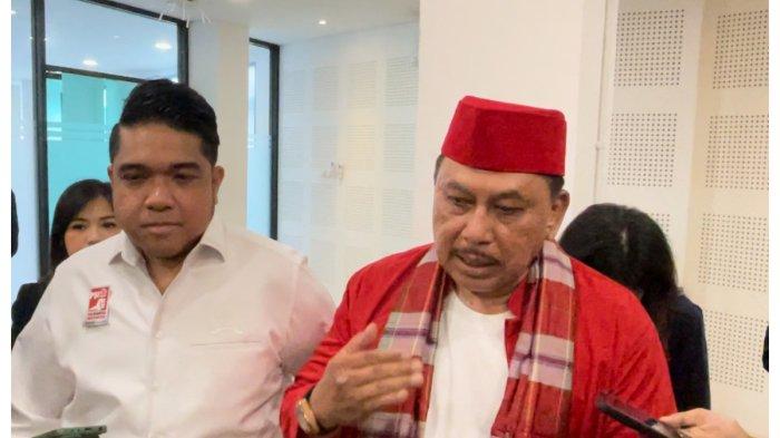 Marsekal Muda TNI (Purn) Achmad Sajili saat menyambangi Kantor DPW PSI DKI Jakarta untuk mendaftar sebagai bakal calon gubernur di Pilkada Jakarta 2024