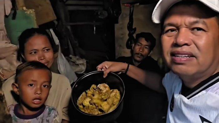 AYAM BEKAS SAMPAH - Gubernur Jawa Barat Dedi Mulyadi, memperlihatkan kondisi memprihatinkan warga yang tinggal di sekitar Tempat Pembuangan Akhir (TPA) Sarimukti, Bandung. Salah satu warga, mengaku akan memasak ayam yang diambil dari tempat sampah.