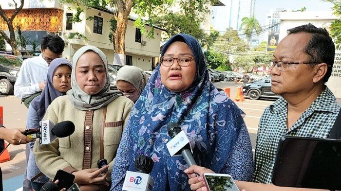 Masayu Nurul (tengah) tak kuasa menahan tangis saat menceritakan kronologi dirinya menjadi korban penipuan si kembar Rihana Rihani di Polda Metro Jaya, Jakarta Selatan, Selasa (4/7/2023).