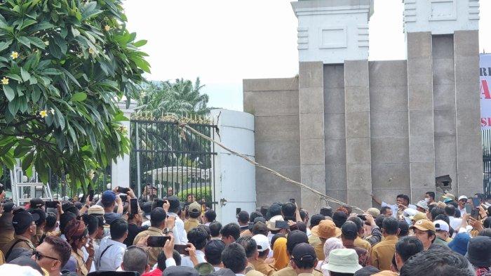 Massa aparat perangkat desa berusaha merobohkan pagar depan gedung DPR RI. Hal itu membuat polisi menyemprotkan water cannon ke massa aksi, Rabu (31/1/2024).