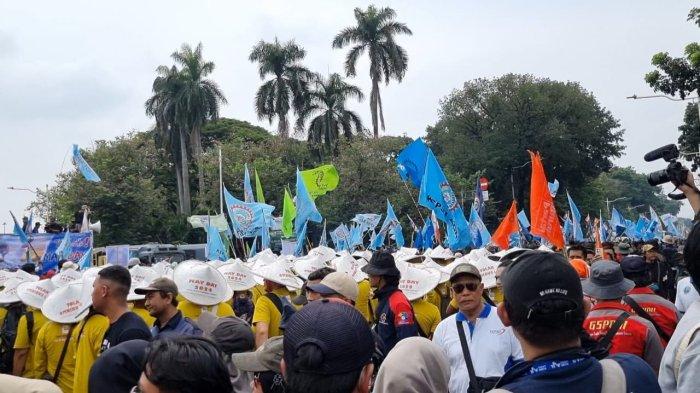 Massa buruh menggelar aksi di kawasan Patung Kuda, Rabu (1/5/2024) sebelum bergeser ke Stadion Madya Senayan untuk menghadiri acara May Day Fiesta 2024.