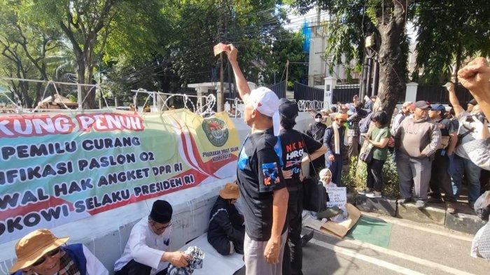 Massa kontra Pemilu mengimingi uang Rp 100 ribu ke arah massa pro Pemilu yang diyakininya merupakan massa bayaran.