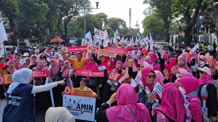 Massa pendukung pasangan AMIN memenuhi hingga memasang spanduk raksasa di depan kantor KPU RI Jalan Imam Bonjol Menteng Jakarta Pusat saat pendaftaran Anies Baswedan dan Muhaimin Iskandar sebagai pasangan capres dan cawapres dalam Pilpres 2024, Kamis (19/10/2023).