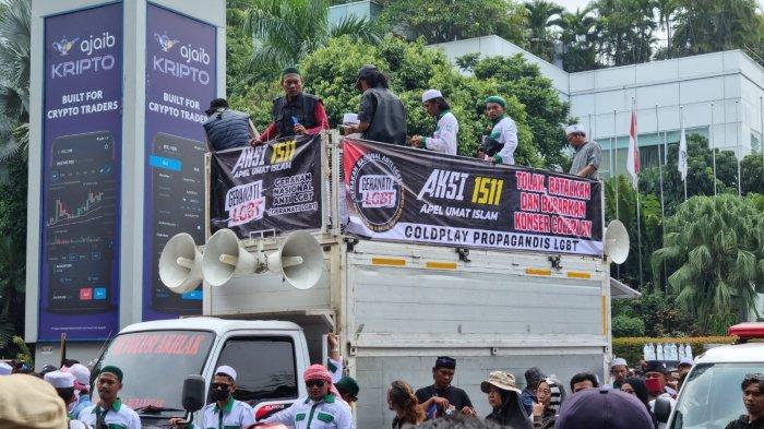 Massa penolak konser Coldplay berhadapan dengan aparat Brimob bertameng saat mereka menggelar menggelar aksi di kawasan Senayan, Jakarta Pusat, Rabu (15/11/2023).