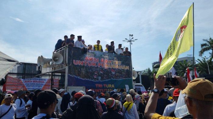 Massa tolak Pemilu curang mengikuti aksi di depan Gedung DPR RI, Jumat (1/3/2024).