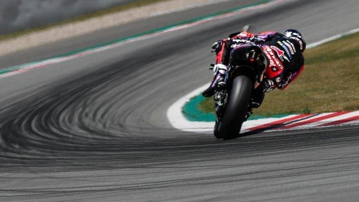 Aksi Maverick Vinales pembalap Aprilia Racing ketika tengah bermanuver di tikungan Sirkuit Barcelona pada ajang GP Catalunya, Minggu (5/6/2022).