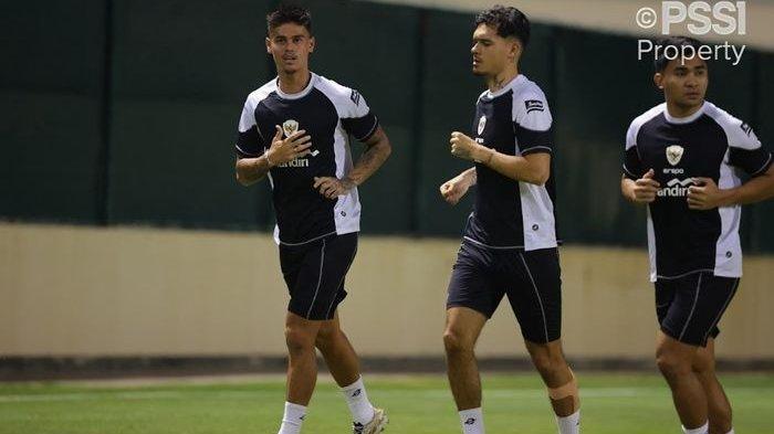 Para pemain timnas Indonesia Mees Hilgers, Shayne Pattynama, dan Asnawi Mangkualam, sedang menggelar sesi latihan di Bahrain