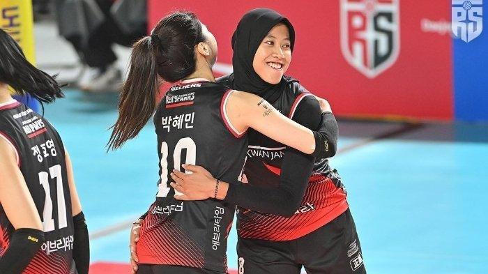 Pevoli Indonesia, Megawati Hangesteri Pertiwi saat selebrasi bersama rekan setimnya Park Hye-min dalam laga Daejeon Jungkwanjang Red Sparks melawan IBK Altos di Liga Voli Putri Korea, Selasa (17/10/2023).